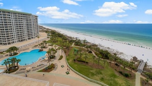Un resort con piscina, playa y vista al océano.