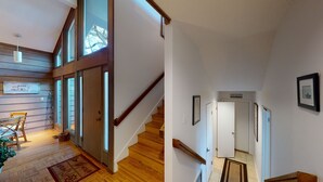 Eine Holztreppe führt zu einer zweiten Etage mit Blick ins Freie.