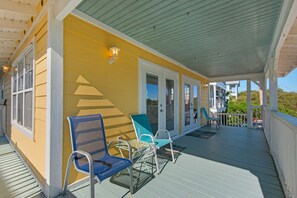Terrace/patio - Pet Friendly Elevated Cottage-1 Block 2 Beach-Pool (Miramar Beach)