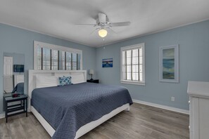 2 bedrooms, iron/ironing board, free WiFi, bed sheets - Pet Friendly Elevated Cottage-1 Block 2 Beach-Pool (Miramar Beach)