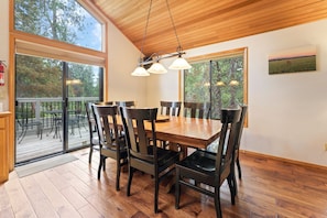 Dining - 2 Quail Lane - Elegant & Modern, 3 Min. Walk to SHARC & Passes, Hot Tub, Fireplace, Bikes (Sunriver)