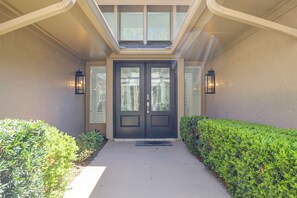 Exterior detail - Newly updated! 3rd Row 4 Bedroom/4 Bathroom Beach Home with Pool/Beach Access (Hilton Head Island)