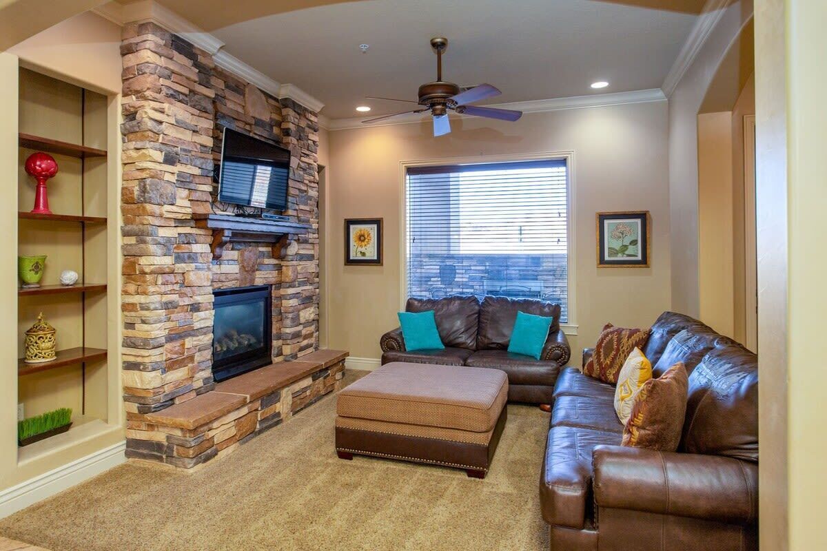 Fernseher, Kamin, Videospiele, Arbeitsbereiche