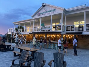 Outdoor dining - Islander 501/🌊Gulf Front/ 🏖️Beach Service (Fort Walton Beach)