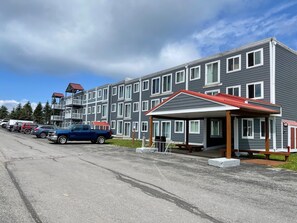 Exterior - Snowshoe Ski-In/Ski-Out Steps to Ballhooter Lift Mountain Lodge Condo (Snowshoe)