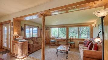 Een smart-tv, een open haard, een dvd-speler en boeken