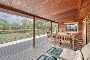 Outdoor dining - Dog Friendly • Pond • Private (Howard)