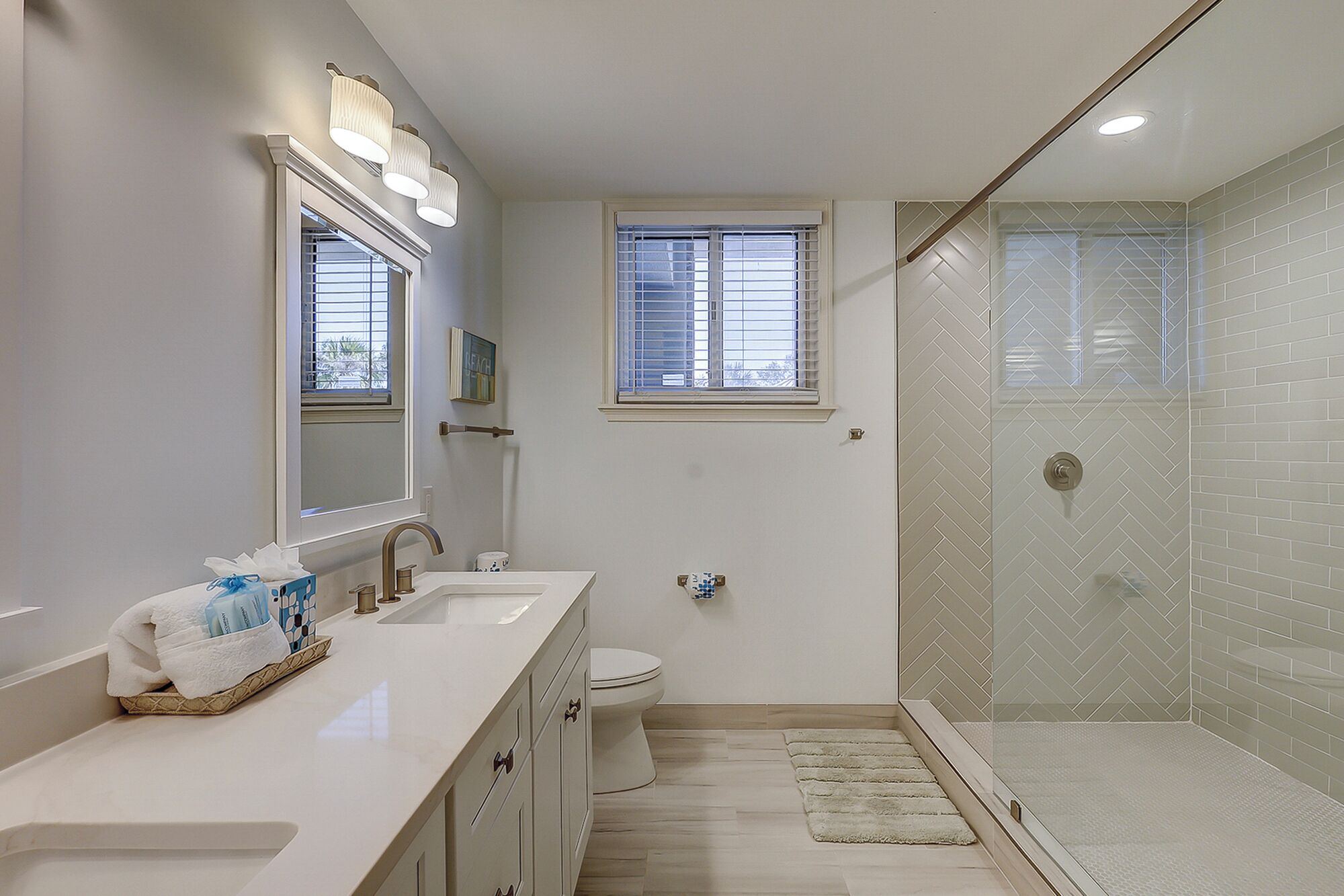 Une salle de bain moderne équipée d’une douche, de toilettes et d’un lavabo.