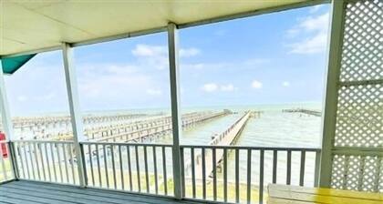 Peace & Paradise. 4 Bedroom, 4 Bath. 9 Beds. Sleeps 14. Private Fishing Pier.