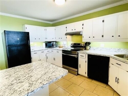 El hogar de Bowyer. Cuatro habitaciones, cuatro baños. Muelle de pesca privado.