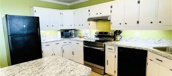 La maison Bowyer. Quatre chambres, quatre salles de bain. Jetée de pêche privée.