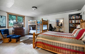5 bedrooms, iron/ironing board, free Internet, bed sheets