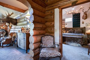 5 bedrooms, iron/ironing board, free Internet, bed sheets - Swan River Lodge Home: Spacious, Hot Tub (Breckenridge)