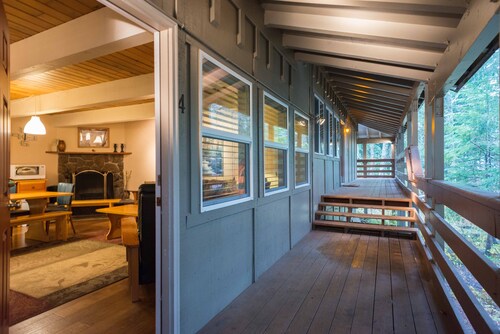 Cozy Condo located in the center of Government Camp, Fireplace, WiFi !