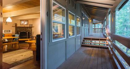 Cozy Condo located in the center of Government Camp, Fireplace, WiFi !