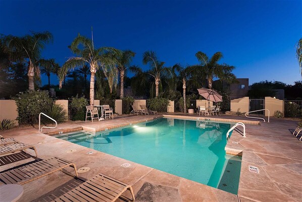 A heated pool - AZ Nirvana: Chic 3BR Desert Escape in Scottsdale (Scottsdale)