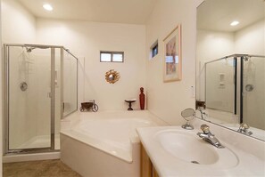 Badewanne, Haartrockner, Handtücher