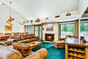 TV, DVD player, books, stereo - Vintage mountain home w/ private hot tub & SHARC access - dogs welcome (Sunriver)