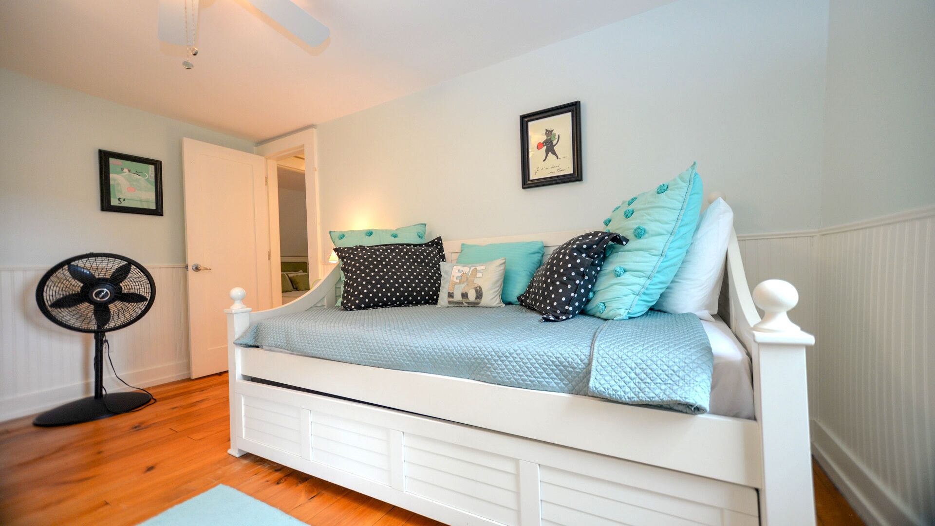 3 bedrooms, iron/ironing board, internet, bed sheets