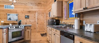 Wonderful Boyne Mountain Home, Jump on the Slopes or Relax by the Fireplace!