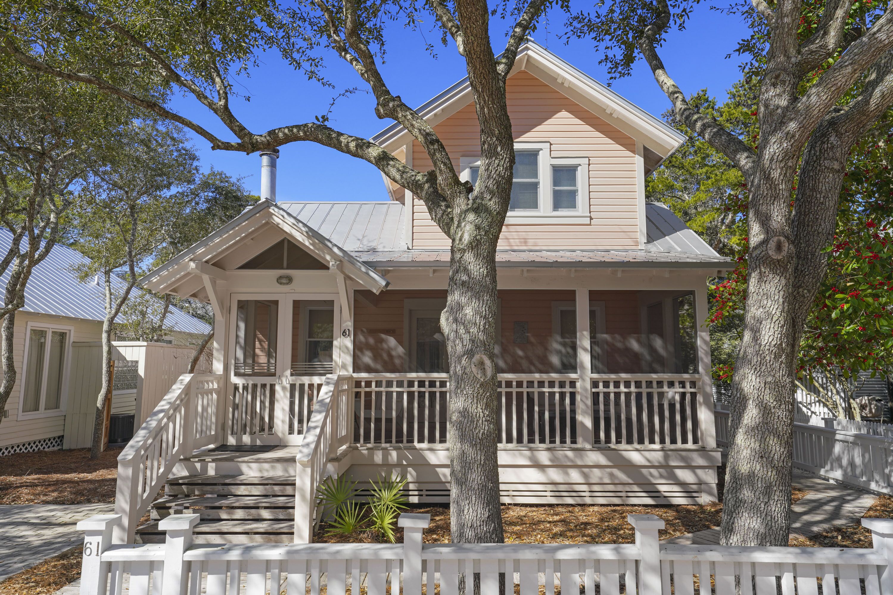RENOVATED, 6 HOUSES TO BEACH & 1 BLOCK TO TOWN IN SEASIDE! Pitter Patter