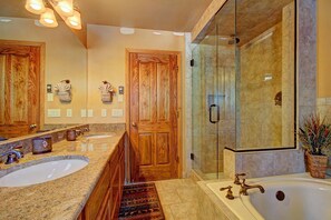 Ensemble baignoire-douche, baignoire à remous, séchoir à cheveux