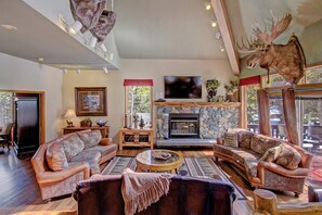 Fireplace, DVD player, table football - Free SkyCard Activities - Private Hot Tub, Ideal for Families - Gold King Lodge (Breckenridge)