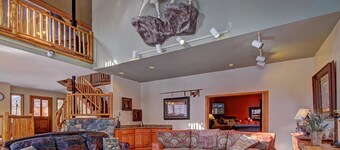 Kæmpe hjem, 26 sovepladser, Hot Tub, poolbord, 2 pejse - Gold King Lodge af SkyRun