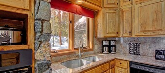 Valtava koti, vuodepaikkoja 26, kylpytynnyri, biljardipöytä, 2 takkaa - Gold King Lodge SkyRun