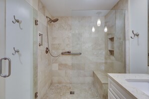 Combined shower/tub, hair dryer, towels - 3 Scaup-Fido Friendly, 202 Yard walk to the Beach, Private HEATED Pool & Spa. (Hilton Head Island)