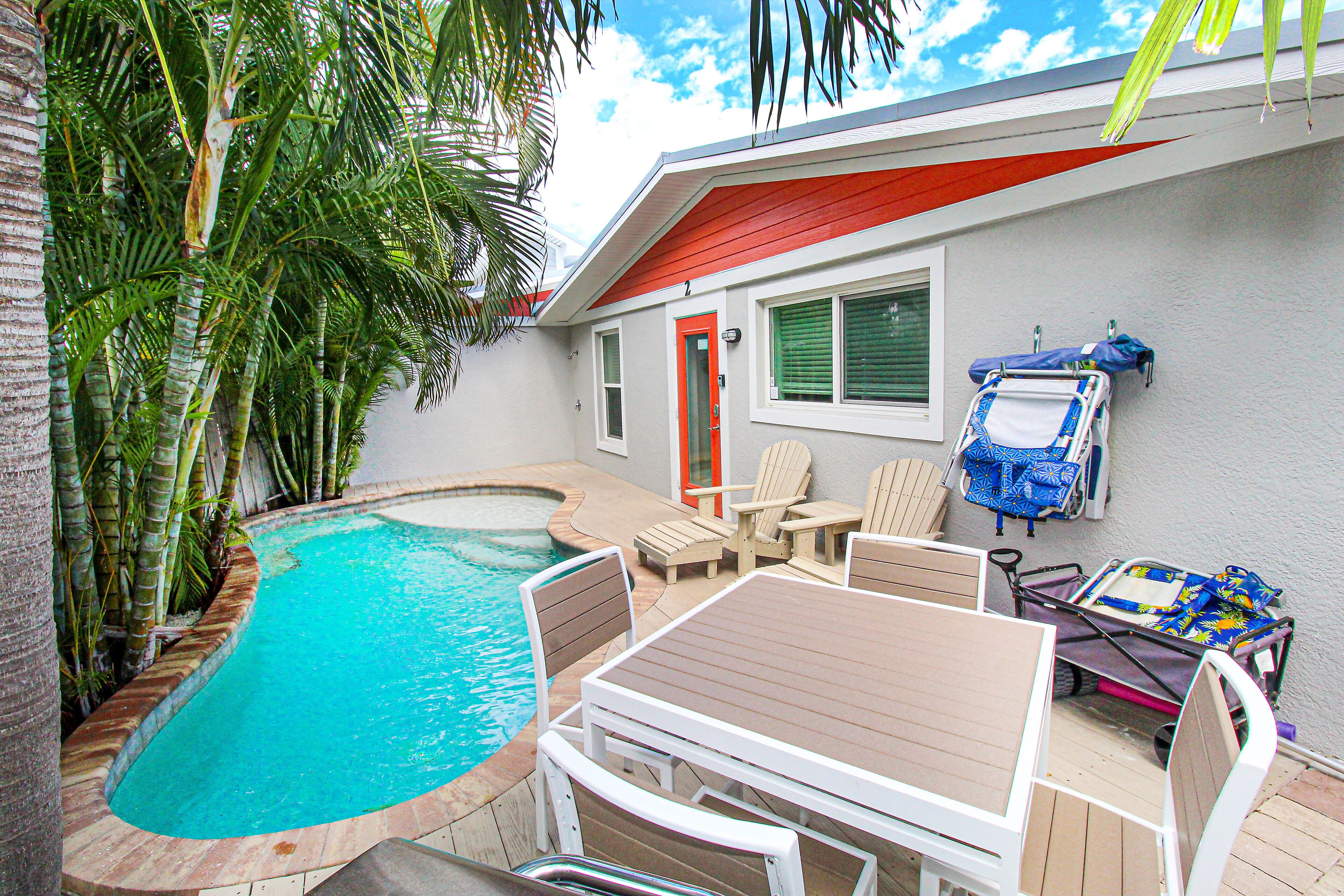 Adorable cottage just across the street from the beach!