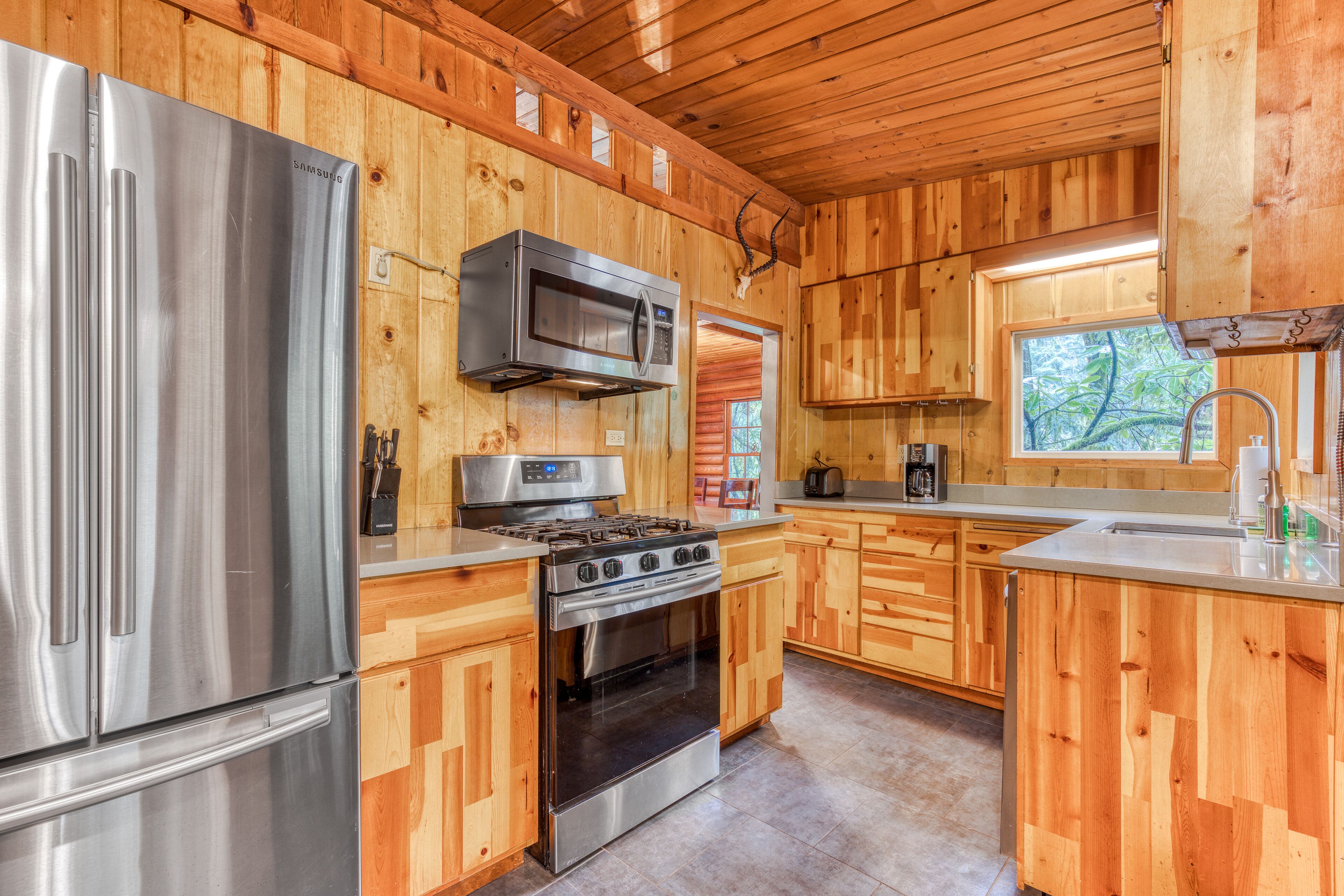 Jääkaappi, mikroaaltouuni, uuni, liesi