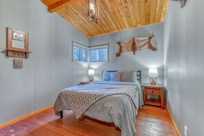 2 bedrooms, iron/ironing board, WiFi, bed sheets - Rustic lodge with private hot tub, fireplace & riverfront views  - dog-friendly (Rhododendron)