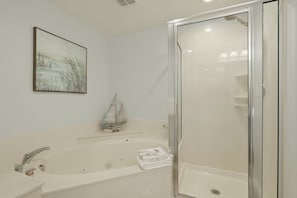 Combined shower/bathtub, jetted bath, towels - SMP 503 - Freshly Updated - Sleeps 8 - Free Beach Service! (Fort Walton Beach)