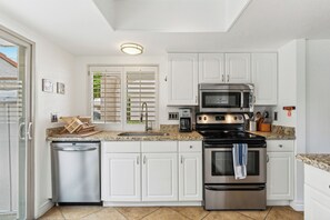 Jääkaappi, mikroaaltouuni, liesi, astianpesukone