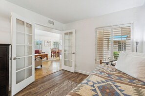 3 makuuhuonetta, työpöytä, silitysrauta/-lauta, ilmainen Wi-Fi