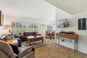 Televisio, takka, tietokoneen näyttö