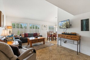 Televisión, chimenea y monitor de computadora 