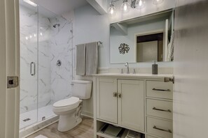 Combined shower/tub, hair dryer, towels - 143 Greens - Quick walk to pool, tennis and beach. (Hilton Head Island)
