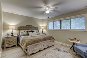 2 slaapkamers, een strijkplank/strijkijzer, gratis wifi, beddengoed