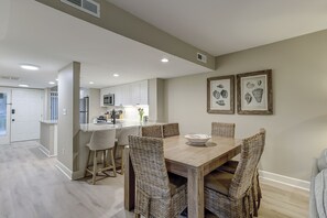 Dining - 143 Greens - Quick walk to pool, tennis and beach. (Hilton Head Island)