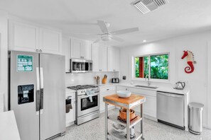 冷蔵庫、電子レンジ、オーブン、コンロ