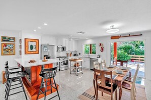 Frigorífico, microondas, horno y placa de cocina