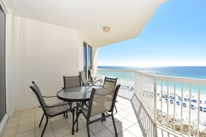 Outdoor dining - 8th Floor Beachfront Condo w/ Easy Beach Access in Destin! 🌴🌅🐬 (Destin)