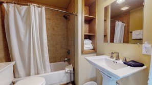 Combined shower/tub, towels
