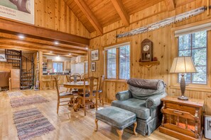 TV, peis, DVD-spiller og bøker