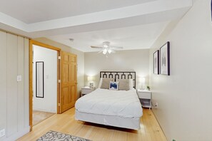 2 slaapkamers, een strijkplank/strijkijzer, gratis internet, beddengoed