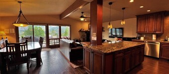 Beautiful Townhome Short Walk to Slopes at Purgatory Ski Resort, Views, Grill