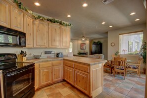 Jääkaappi, mikroaaltouuni, uuni, liesi