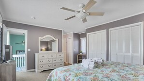 Un dormitorio con cama, cómoda y armario.
